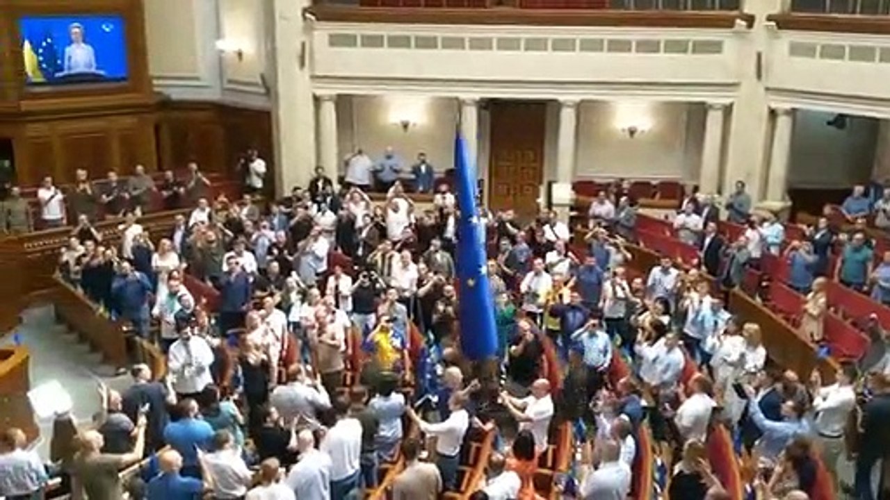El Parlamento de Ucrania coloca la bandera de la Unión Europea
