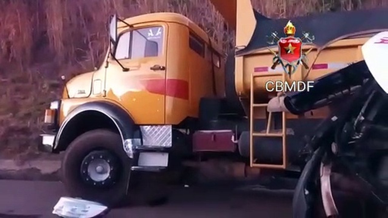 Viatura do Samu bate em caminhão e deixa vítimas presas às ferragens