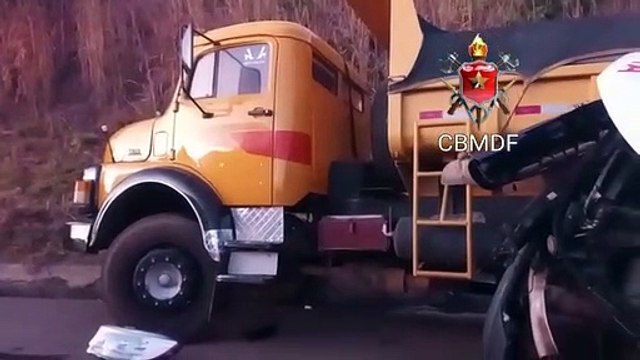 Viatura do Samu bate em caminhão e deixa vítimas presas às ferragens