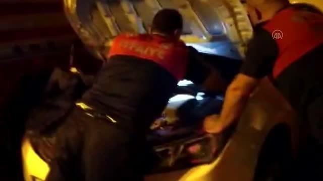 Son dakika haberleri... Araba motoruna sıkışan yavru kediyi itfaiye ekipleri kurtardı