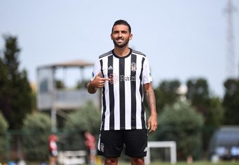 Beşiktaş'ta yeni sezon forma tanıtımı yapıldı