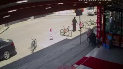 Ters yöne giren İETT otobüsünün çarptığı anneyle çocuk yaralandı