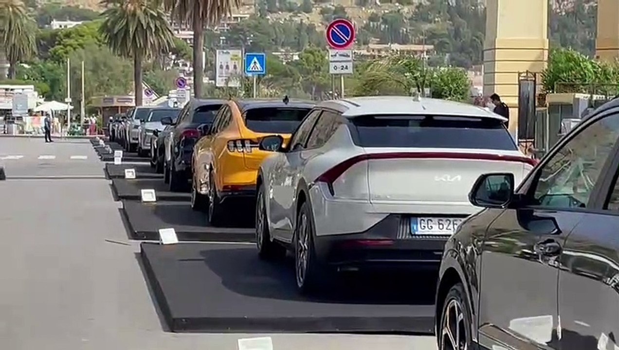 Auto in esposizione a Mondello, partita la festa di Sicilia Motori