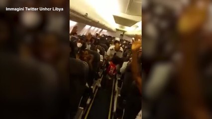 La gioia e gli applausi all'atterraggio a Fiumicino per 95 migranti in arrivo dalla Libia