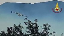 Canadair in azione per spegnere il vasto incendio nell'appennino bolognese