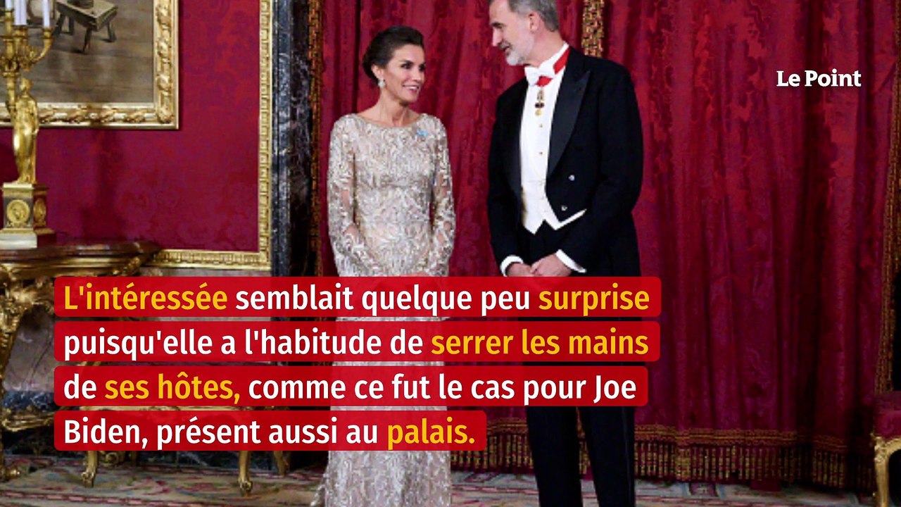 Emmanuel Macron, prince du baisemain