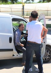 Paranın kokusunu almışlar! Otostop yapan kadınlar yardım için duran adamı saniyeler içinde soydu