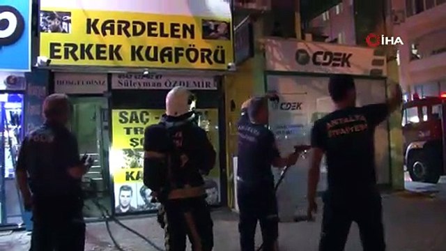 Berber dükkanındaki yangın apartman sakinlerini sokağa döktü