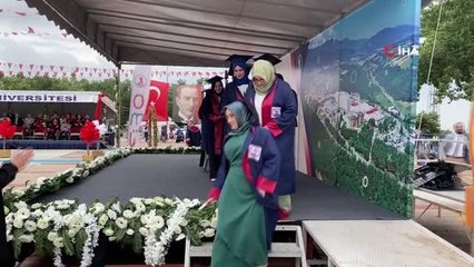 OMÜ İlahiyat Fakültesi'nde mezuniyet heyecanı