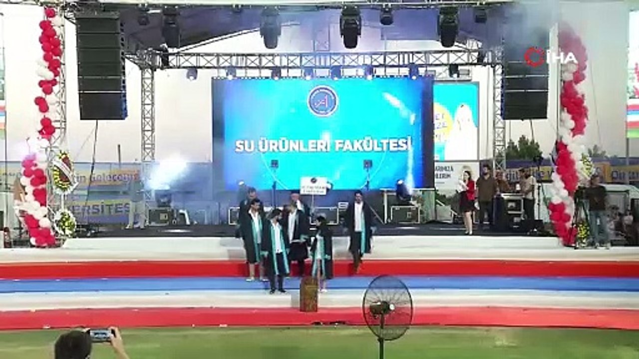 Fakülte birincisi genç kıza yaş kütüğüne plaket çakarken hayatının sürprizi