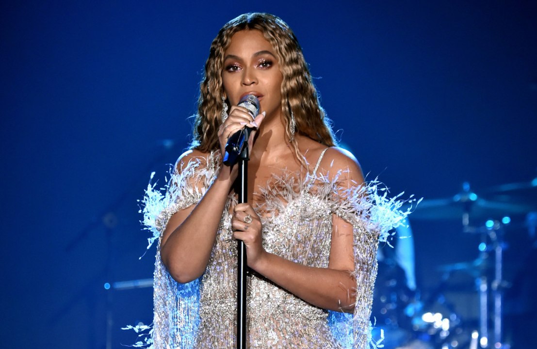 Beyoncé revoluciona Instagram luciendo sus curvas a bordo de un caballo futurista
