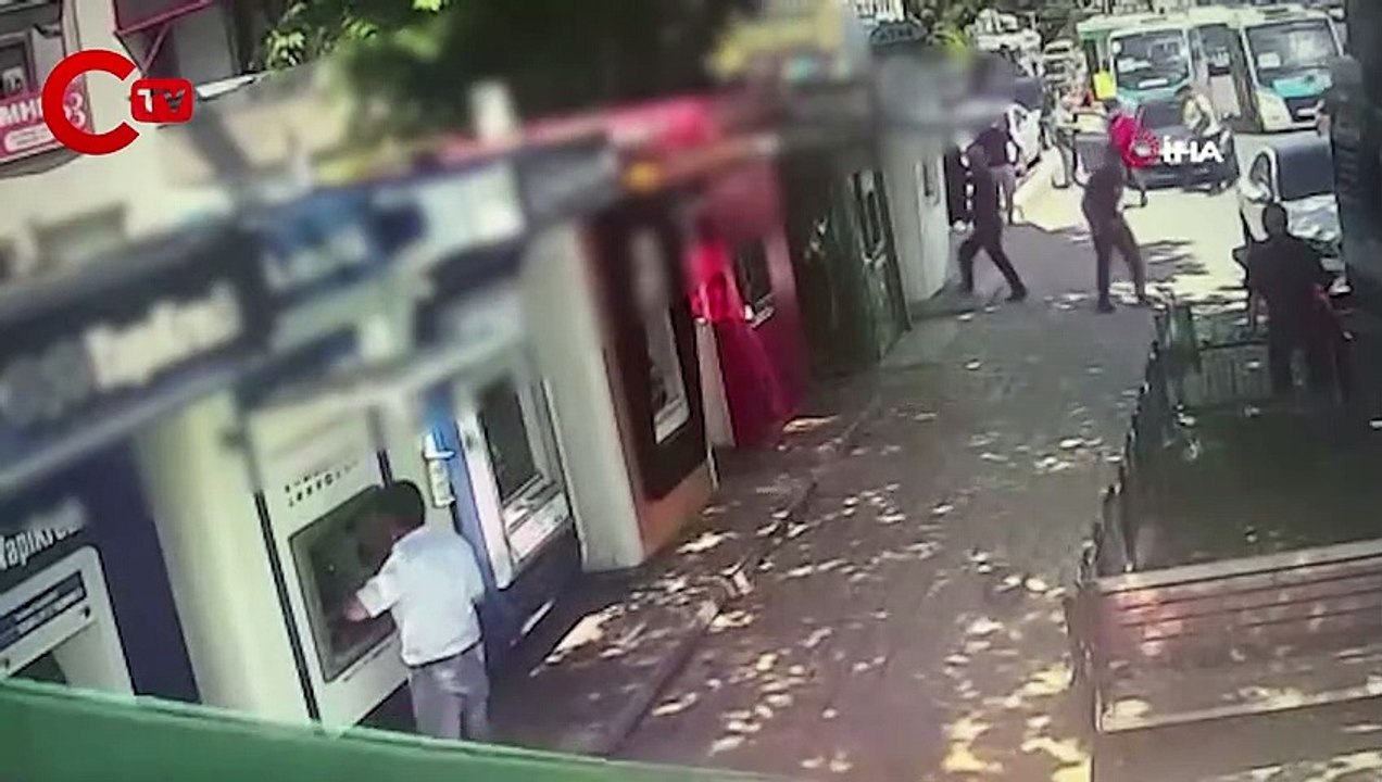 Çekiçle ATM'lere saldırıp kullanılamaz hale getirdi