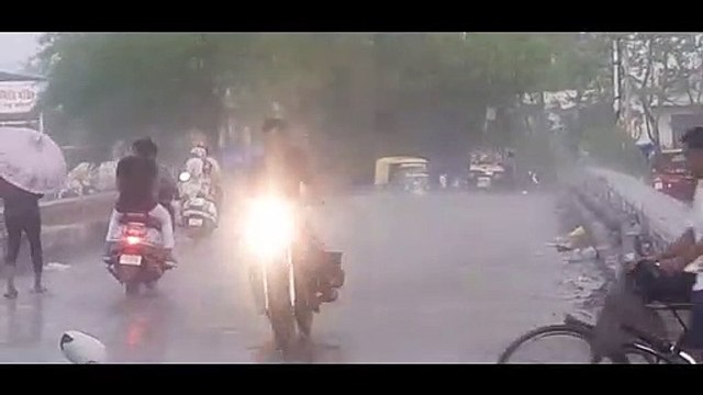 बारिश नालों में आया उफान, सड़कों पर भरा पानी