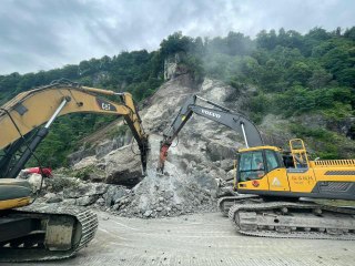 Son dakika haber! Artvin'de kara yolundaki tırların üzerine kaya düşmesi sonucu 1 kişi öldü