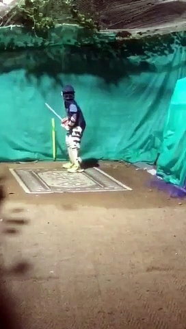 ഇരുമ്പ് പൈപ്പ് ബാറ്റിൽ ക്ലാസ് ഷോട്ടുകൾ, അമ്പരപ്പിച്ച് പതിനൊന്നുകാരൻ