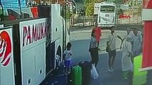 Ümraniye'de yolcu otobüsünden inen kadın, terminali birbirine kattı