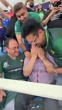 വിജയശില്‍പ്പിയായി ബാബര്‍; ഗ്യാലറിയില്‍ കണ്ണീരണിഞ്ഞ് അച്ഛന്‍