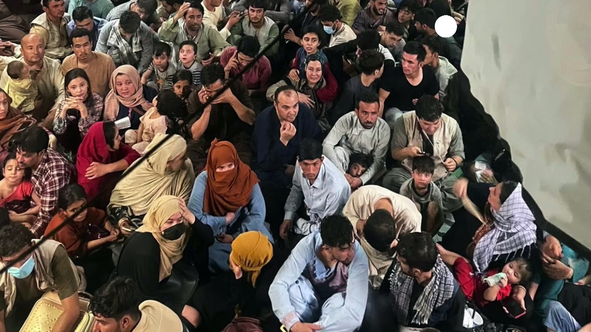 ജീവനുംകൊണ്ട് തിക്കി തിരക്കി കയറിയത് ശേഷിയുടെ ആറിരട്ടി! എന്നിട്ടും 'കുലുങ്ങിയില്ല' ഈ വിമാനം