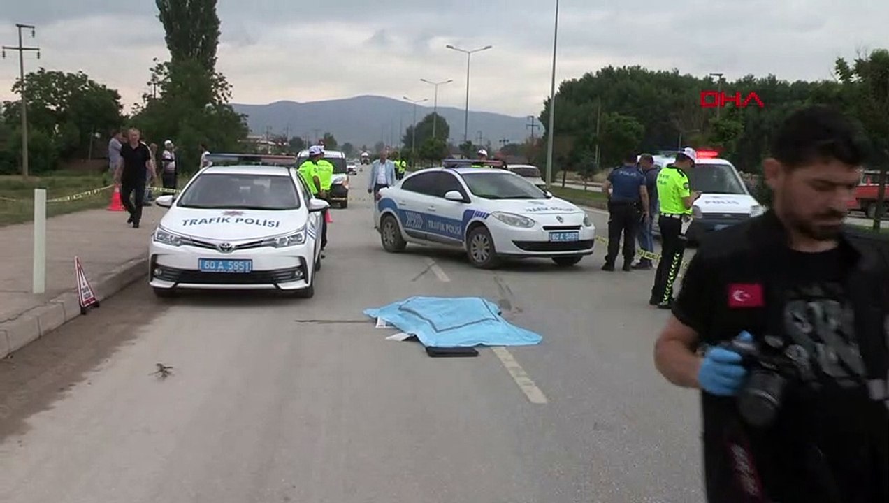 Engelli oğluyla yolun karşısına geçmeye çalışan anne feci kazada hayatını kaybetti