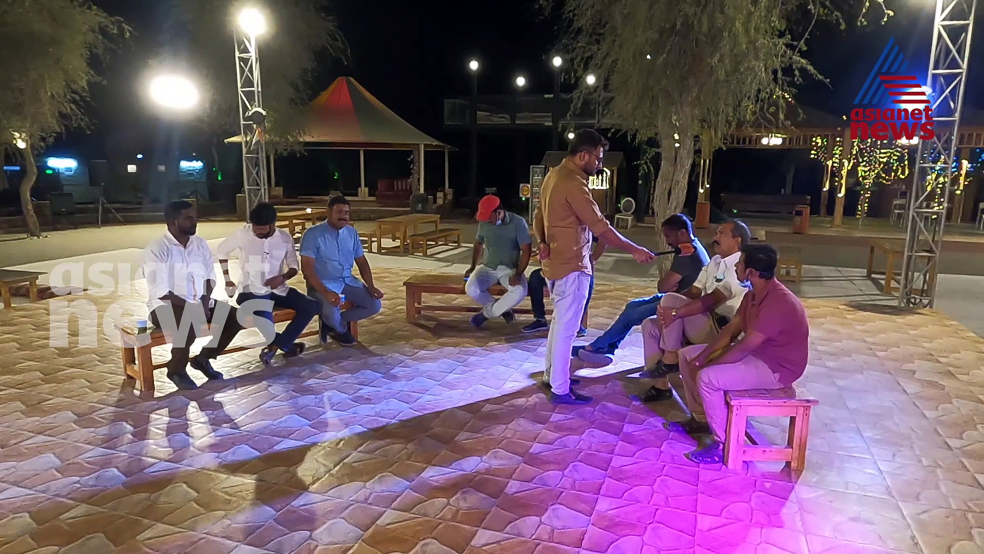 കേരളത്തില്‍ ആര് ഭരണം പിടിക്കും? മരുഭൂമിയില്‍ ചൂടേറിയ ഒരു രാഷ്ട്രീയ ചര്‍ച്ച