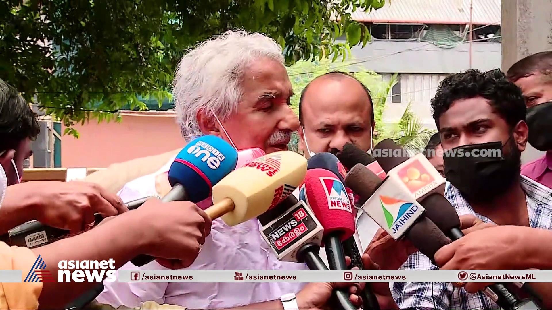 കത്തുന്ന പുരയുടെ കഴുക്കോലൂരുകയാണോ കോണ്‍ഗ്രസ് നേതാക്കള്‍?