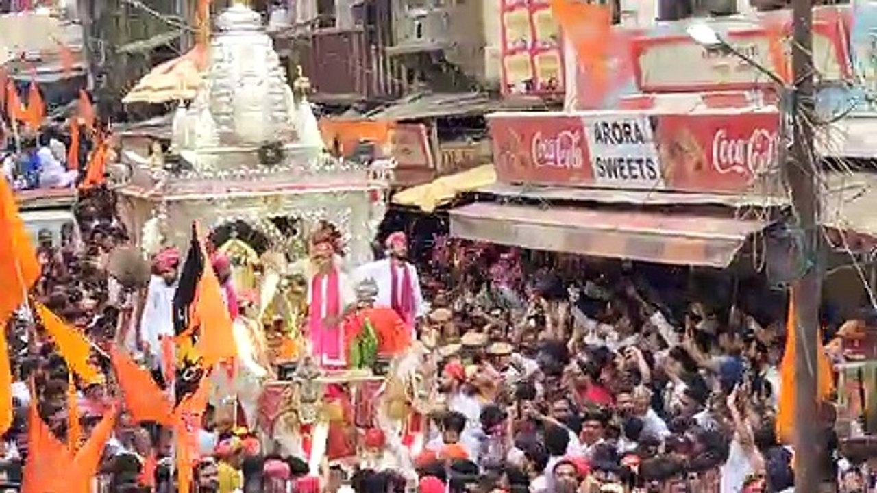 भगवान जगन्नाथ 95 किलो चांदी से जडि़त रथ में आरूढ़ होकर निकले तो दर्शन को उमड़ा जनसैलाब