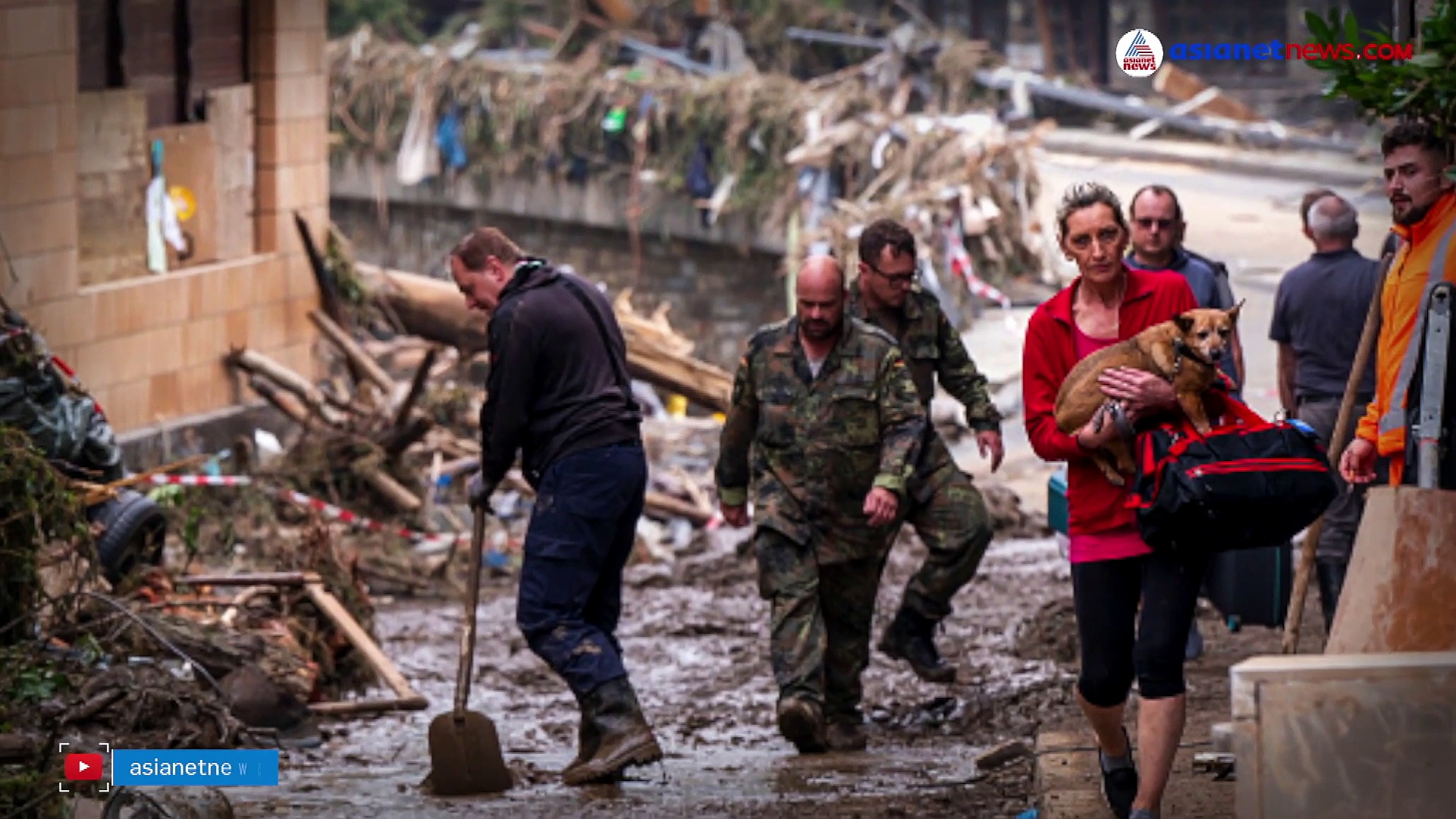 പാതിമുങ്ങിയ വാഹനങ്ങള്‍ക്കിടയില്‍ ജീവന്റെ തുടിപ്പ് തിരയുന്നവര്‍; യൂറോപ്പ് പ്രളയത്തിന്റെ ബാക്കിചിത്രം