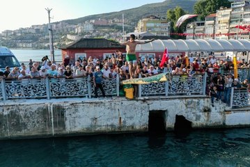 Yağlı direkten bayram alma yarışı renkli görüntülere sahne oldu (2)