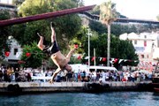Antalya'da iptal edilen yağlı direk bayrak yarışması renkli görüntülere sahne oldu