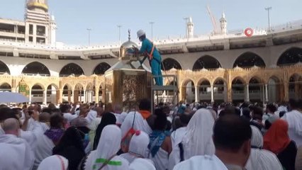 Kabe'nin çevresindeki bariyerler nedeniyle Hacer'ül Esved'e hasret tavaf