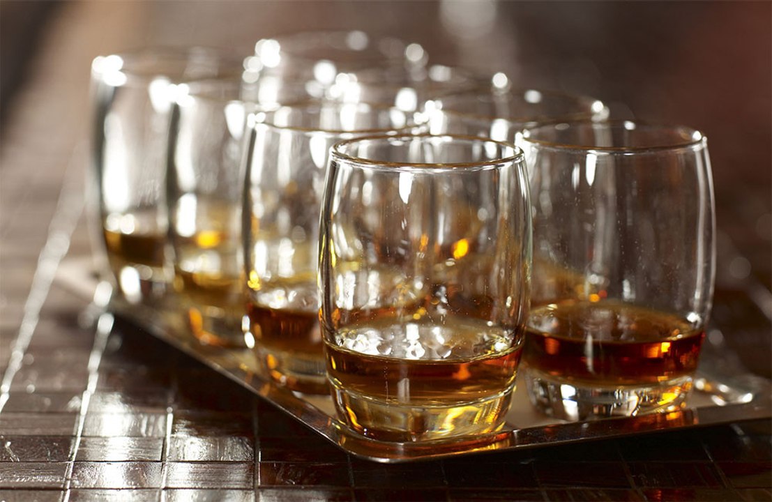 Las personas que trabajan más horas beben más alcohol
