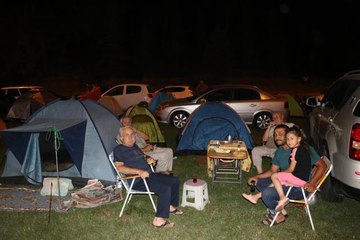 Otelde yer bulamayan güreşseverler Er Meydanı yakınına çadır kurdu