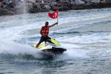 Kabotaj bayramında yağlı direğin ucundaki bayrağa erişmek için yarıştılar