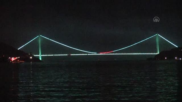 İstanbul'da köprüler Denizcilik ve Kabotaj Bayramı için aydınlatıldı