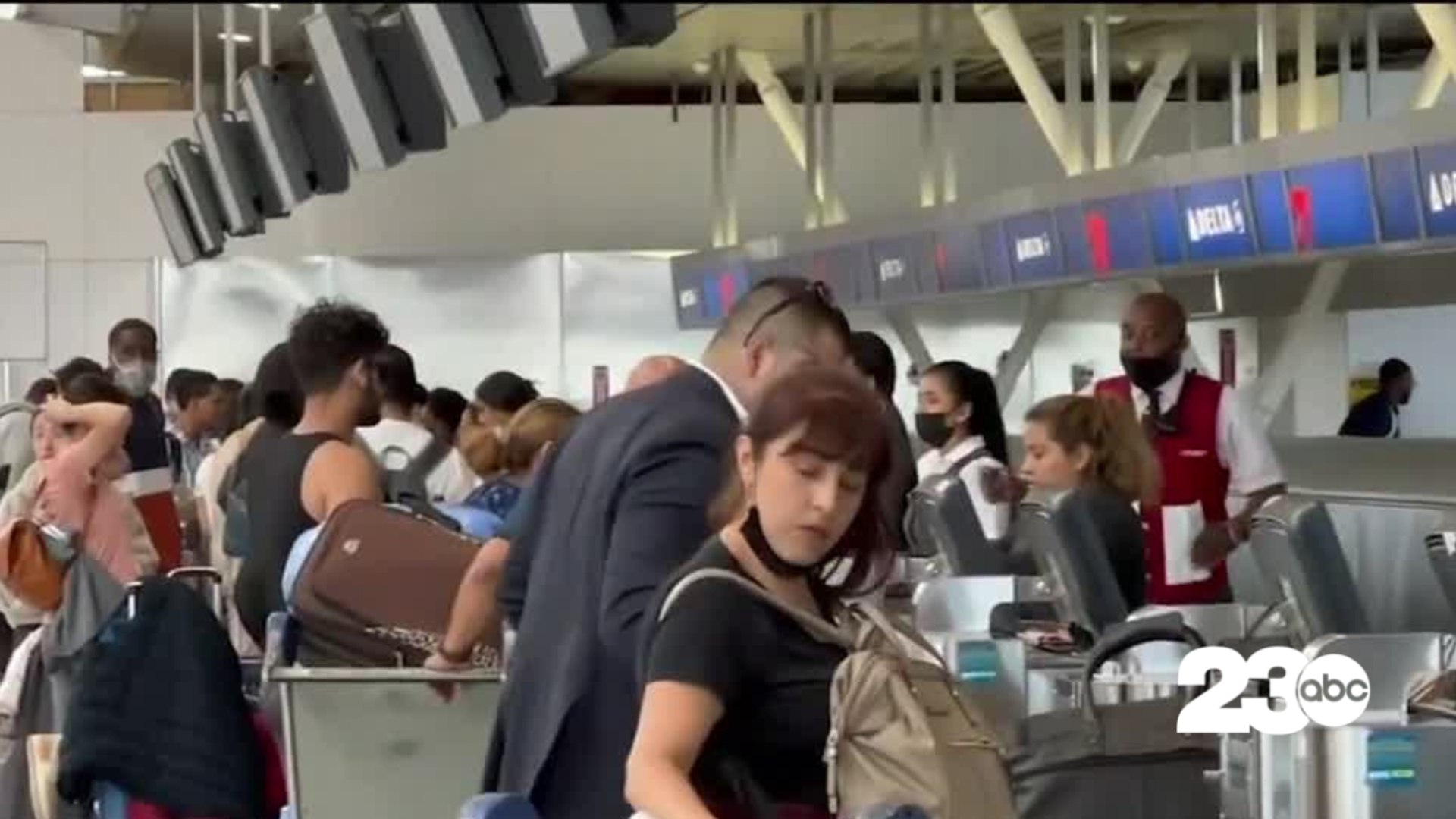⁣Travel tips for the holiday weekend