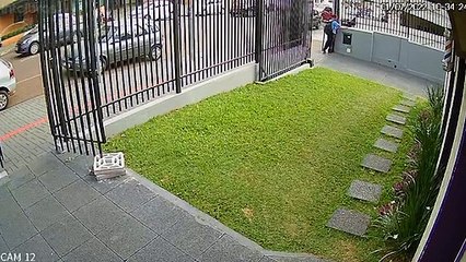 Câmera flagra mulher pegando celular que foi esquecido em mureta