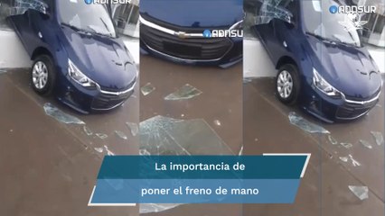 Vendedor de autos choca ¡¡¡dentro de la misma agencia!!!