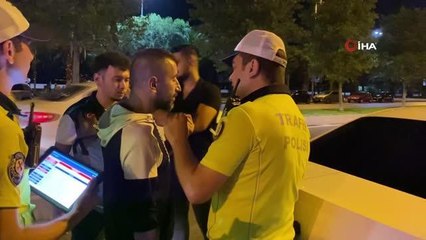 Kartal'da denetiminde ilginç görüntüler: Ehliyetini alıp kaçmak istedi, polis yakaladı