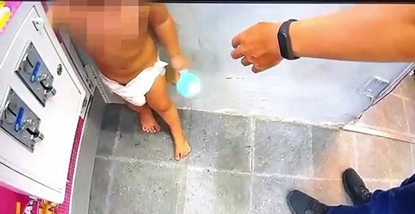3歲尿布娃拎奶瓶街上大哭找媽媽 美女警添衣餵奶 母愛超爆棚