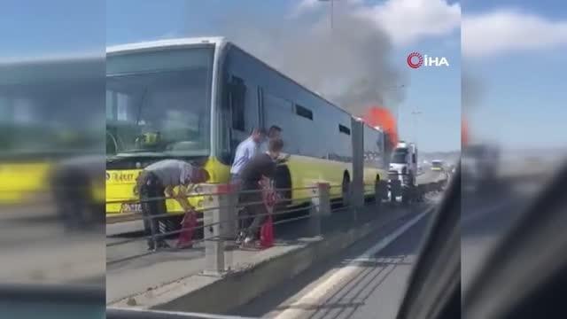 Haliç Köprüsü'nde seyir halindeki metrobüs alev aldı
