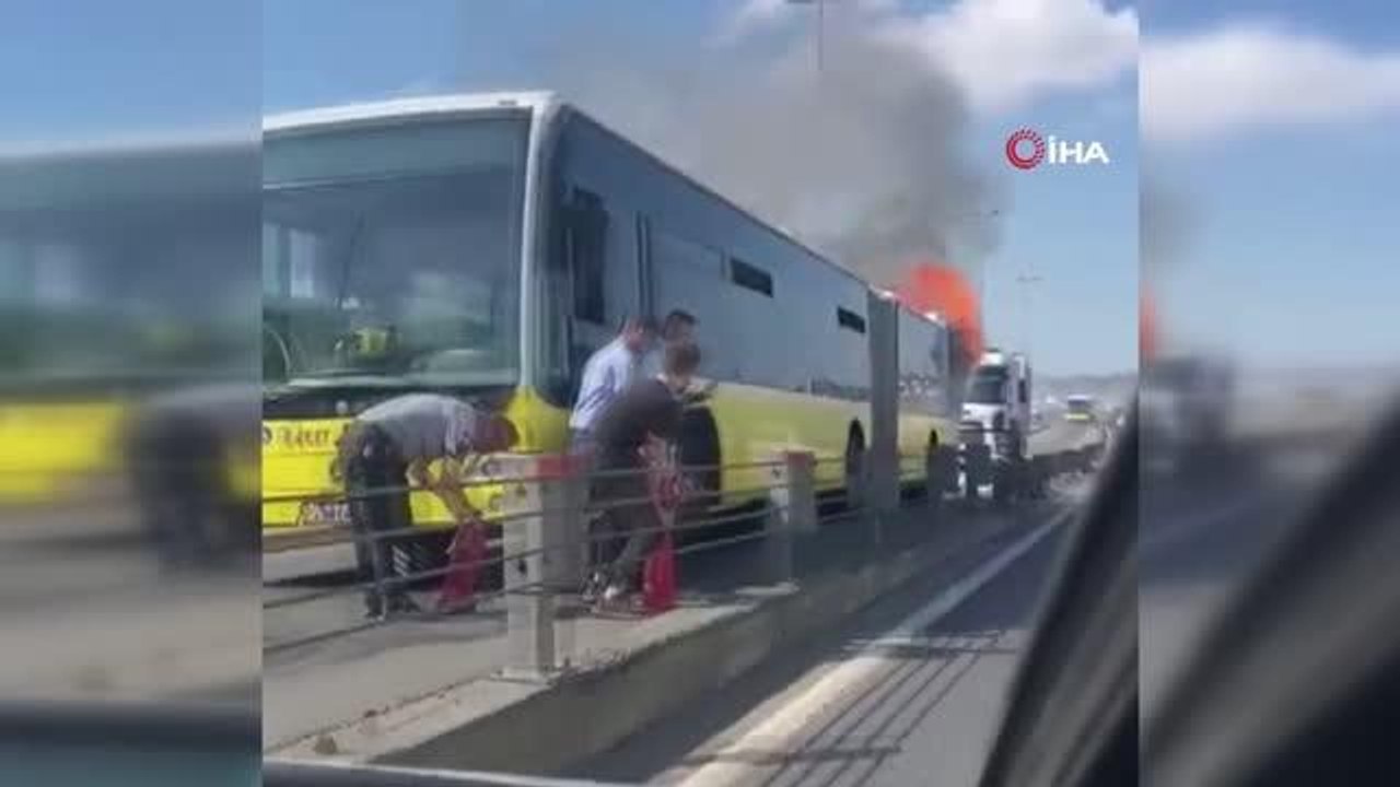 Haliç Köprüsü'nde seyir halindeki metrobüs alev aldı