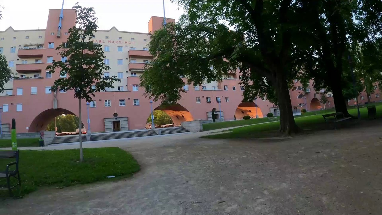 Vienna * Wien: Karl-Marx-Hof frühmorgens