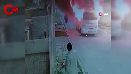 Tarım işçilerini taşıyan servis aracı alev alev yandı