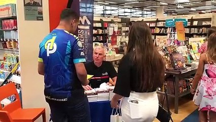 Gregory Allionne dédicace son livre  à Cultura Plan de Campagne