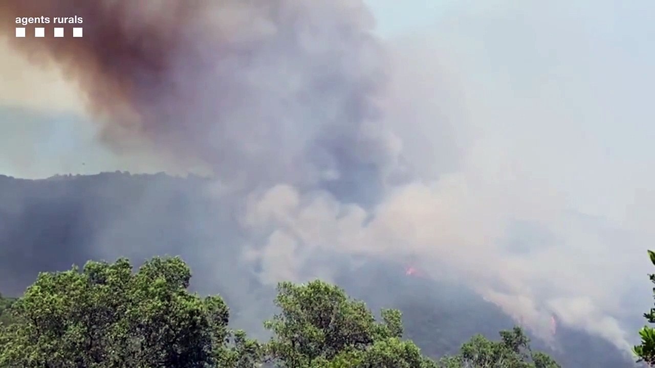 Los bomberos estabilizan el incendio en Castell d'Aro