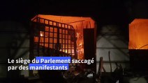 Libye: des manifestants saccagent le siège du Parlement