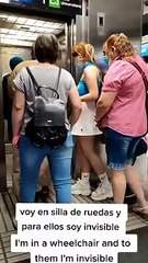 El enfado de una mujer en silla de ruedas por la falta de respeto en el metro