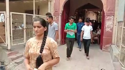 Download Video: Exam : ...तो इसलिए 45 मिनट देरी से शुरू हुई परीक्षा, जानें क्या है कारण