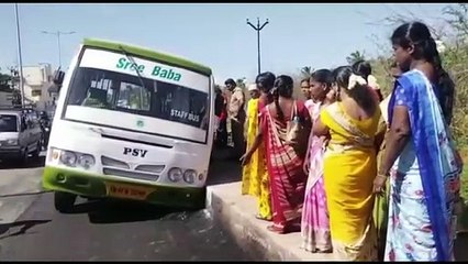 சீக்கிரம் ! துரிதகதியில் போடப்பட்ட சாலையில் சிக்கிய பஸ்! தெறித்து ஓடிய பெண்கள்!