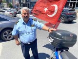 Güngören'de Türk Bayrağını motosikletin üstünden alan kişiyi sopayla kovaladı